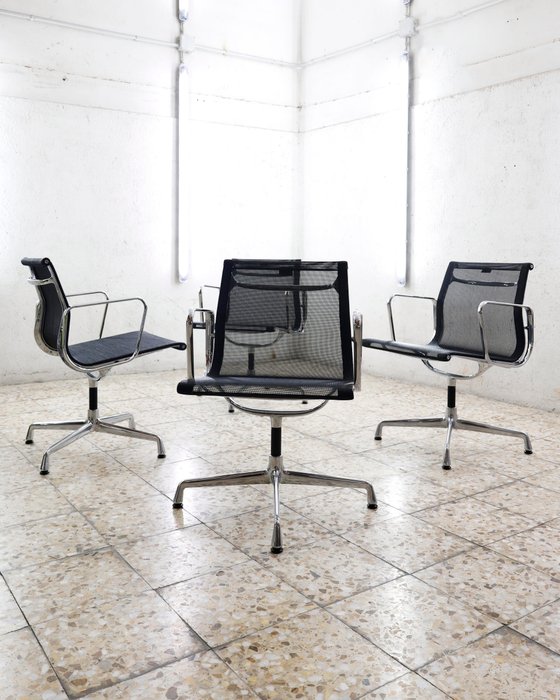 Vitra - Charles & Ray Eames - Chaise de bureau (4) - Chaise en aluminium EA 108 - Aluminium, Maille