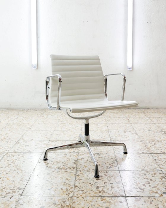 Vitra - Charles & Ray Eames - Chaise de bureau - Chaise en aluminium EA 108 - Aluminium, Cuir