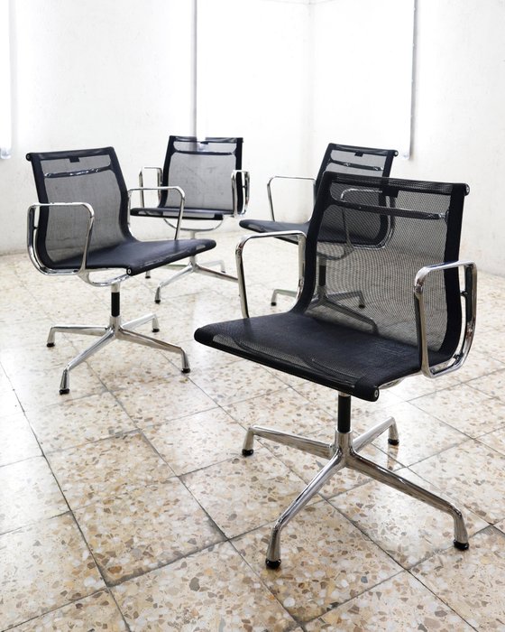 Vitra - Charles & Ray Eames - Chaise de bureau (4) - Chaise en aluminium EA 108 - Aluminium, Maille
