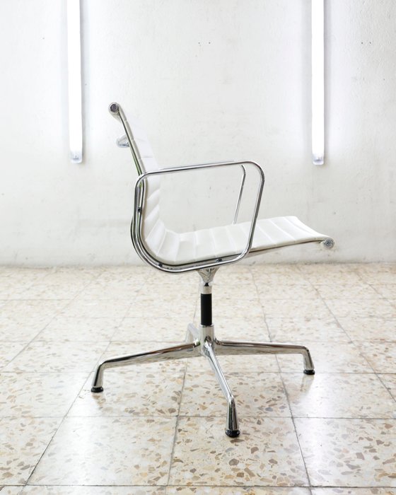 Vitra - Charles & Ray Eames - Chaise de bureau - Chaise en aluminium EA 108 - Aluminium, Cuir