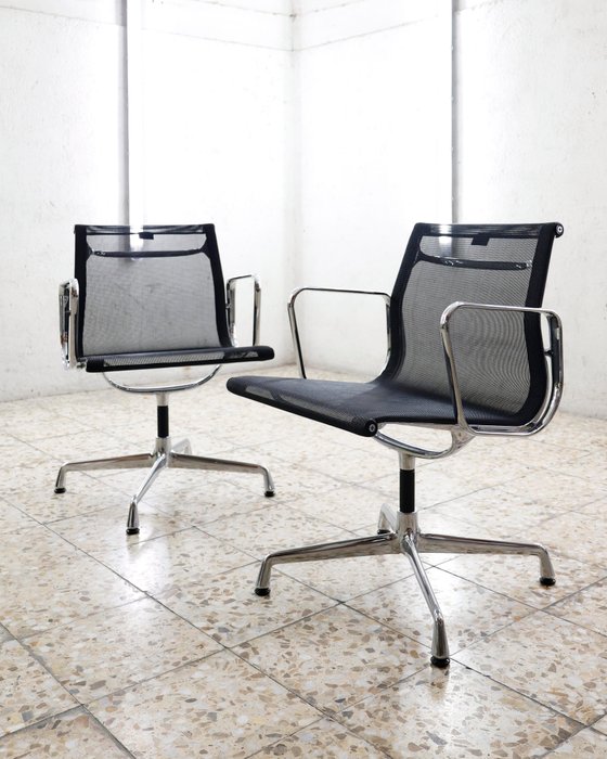 Vitra - Charles & Ray Eames - Chaise de bureau (2) - Chaise en aluminium EA 108 - Aluminium, Maille