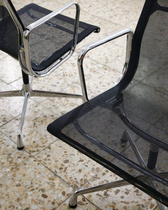 Vitra - Charles & Ray Eames - Chaise de bureau (2) - Chaise en aluminium EA 108 - Aluminium, Maille