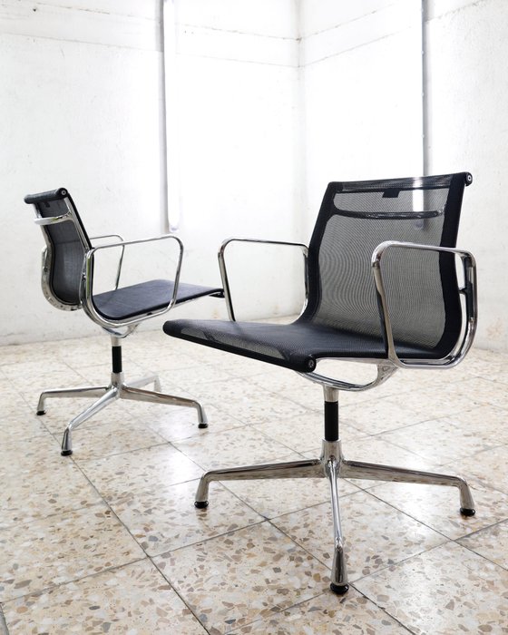 Vitra - Charles & Ray Eames - Chaise de bureau (2) - Chaise en aluminium EA 108 - Aluminium, Maille