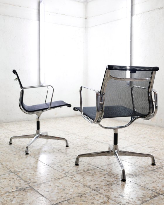 Vitra - Charles & Ray Eames - Chaise de bureau (2) - Chaise en aluminium EA 108 - Aluminium, Maille