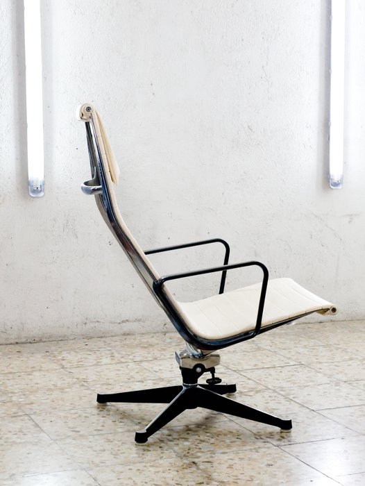 Herman Miller - Charles & Ray Eames - Chaise longue - Salon EA 124 - Acier, Aluminium, Cuir - Lot 1/2