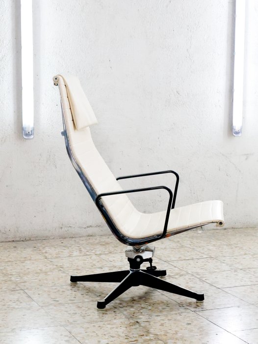 Herman Miller - Charles & Ray Eames - Chaise longue - Salon EA 124 - Acier, Aluminium, Cuir - Lot 1/2