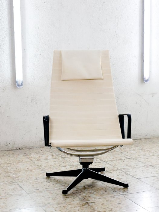 Herman Miller - Charles & Ray Eames - Chaise longue - Salon EA 124 - Acier, Aluminium, Cuir - Lot 1/2