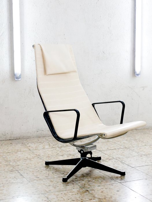 Herman Miller - Charles & Ray Eames - Chaise longue - Salon EA 124 - Acier, Aluminium, Cuir - Lot 1/2