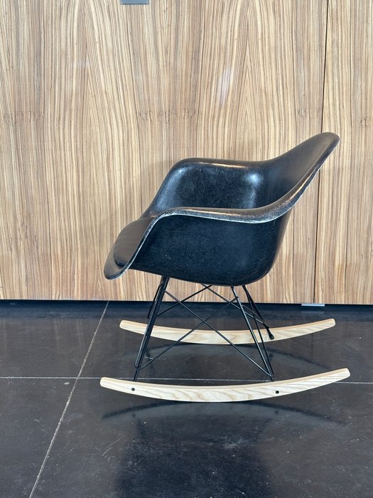 Herman Miller, Vitra - Charles Eames, Ray Eames - Chaise à bascule - RAR - Acier, Bois, tissu hessian en fibre de verre