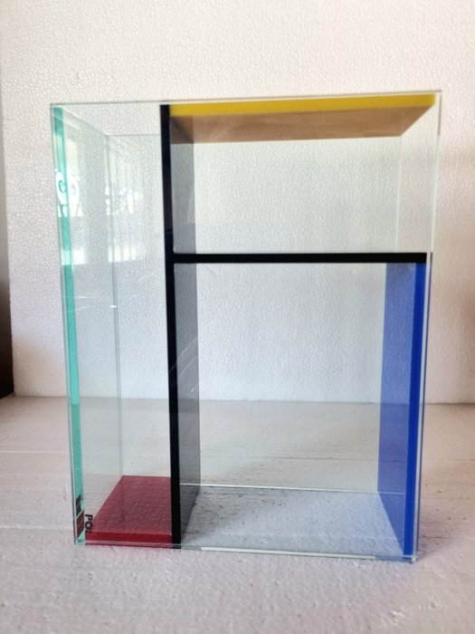 MoMA - PO - Frank Kerdil - Pot de fleurs - Vase Mondri Primario - Plexiglas