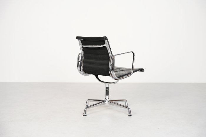 Vitra - Charles & Ray Eames - Chaise de bureau - EA108 - Aluminium, Cuir - Chaise Vitra Aluminium Cuir
