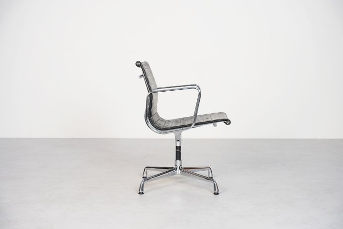 Vitra - Charles & Ray Eames - Chaise de bureau - EA108 - Aluminium, Cuir - Chaise Vitra Aluminium Cuir