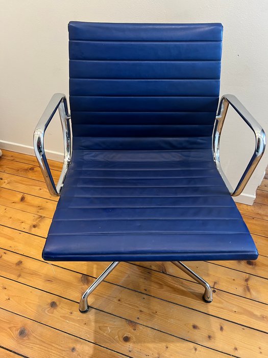 Vitra - Charles & Ray Eames - Chaise de bureau - EA108 - Aluminium, Cuir