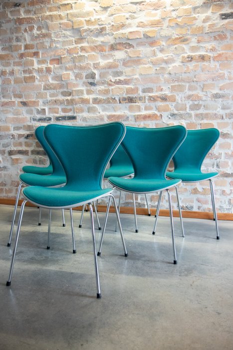Fritz Hansen - Arne Jacobsen - Chaise (10) - Chaise papillon Butterfly (3107) - tapisserie, bois, acier