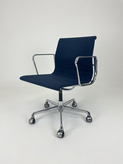 ICF - Charles & Ray Eames - Chaise - Groupe d%27aluminium EA108 - Aluminium