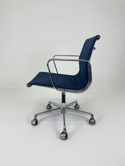 ICF - Charles & Ray Eames - Chaise - Groupe d%27aluminium EA108 - Aluminium