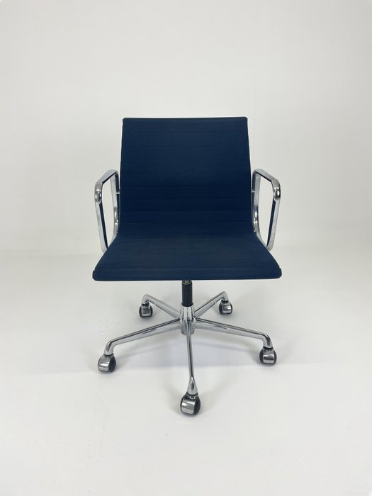 ICF - Charles & Ray Eames - Chaise - Groupe d%27aluminium EA108 - Aluminium