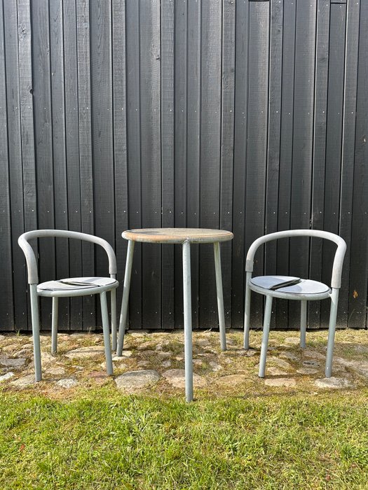 Fritz Hansen - Niels Gammelgaard - Chaise de jardin (5) - Quatre chaises de jardin avec une table assortie - Caoutchouc, Métal - Regardez