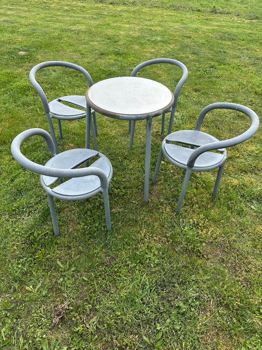 Fritz Hansen - Niels Gammelgaard - Chaise de jardin (5) - Quatre chaises de jardin avec une table assortie - Caoutchouc, Métal - Regardez