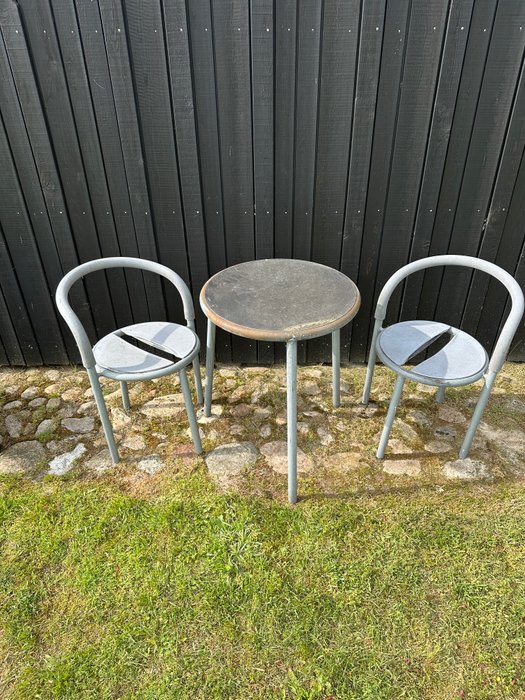 Fritz Hansen - Niels Gammelgaard - Chaise de jardin (5) - Quatre chaises de jardin avec une table assortie - Caoutchouc, Métal - Regardez