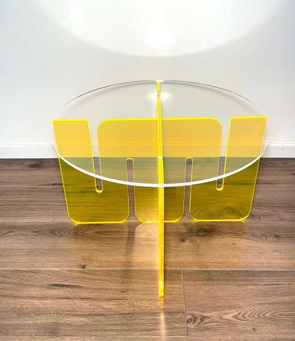 Mrn.D - Table basse - plexiglas - Jaune fluo