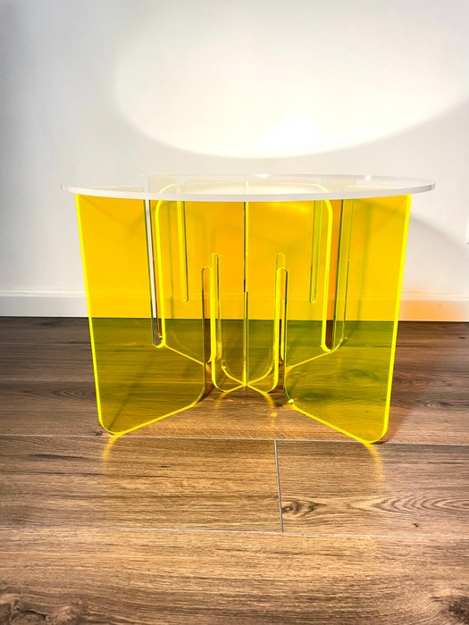 Mrn.D - Table basse - plexiglas - Jaune fluo