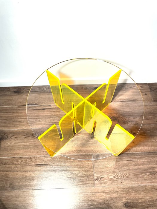 Mrn.D - Table basse - plexiglas - Jaune fluo