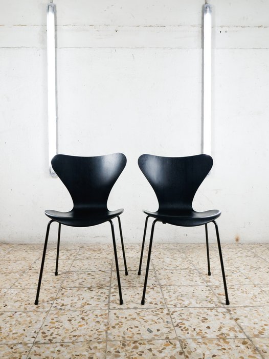 Fritz Hansen - Arne Jacobsen - Chaise (2) - Chaise de la série 7 - Acier, Frêne
