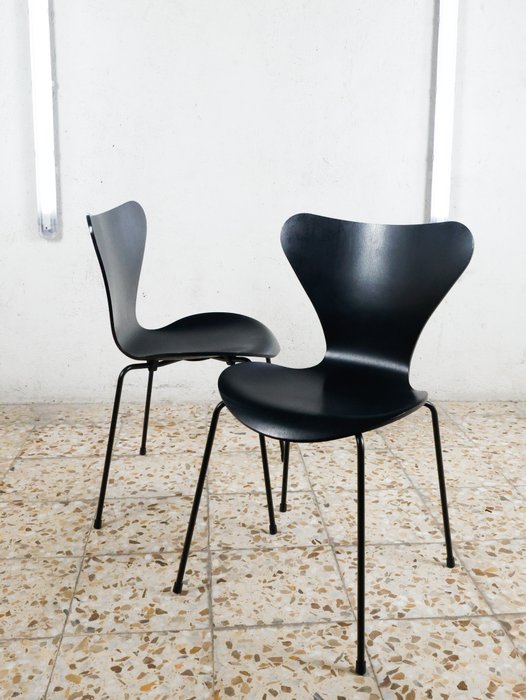 Fritz Hansen - Arne Jacobsen - Chaise (2) - Chaise de la série 7 - Acier, Frêne