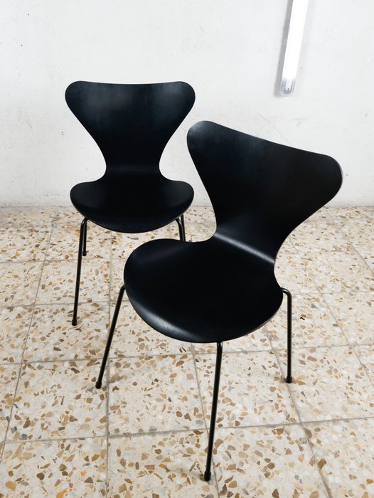 Fritz Hansen - Arne Jacobsen - Chaise (2) - Chaise de la série 7 - Acier, Frêne