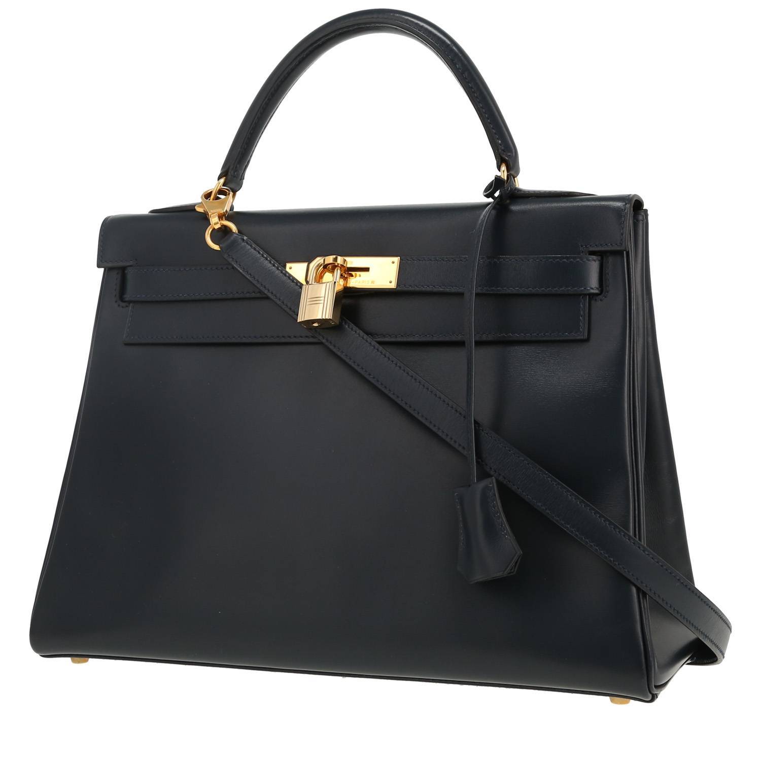 Sac Hermès Kelly 32 cm en cuir Box bleu marine avec quincaillerie dorée, anse amovible et accessoires – vue face