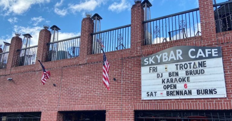 Gameday bars in Auburn + Tuscaloosa—who has the edge? Gameday bars in Auburn + Tuscaloosa—who has the edge?