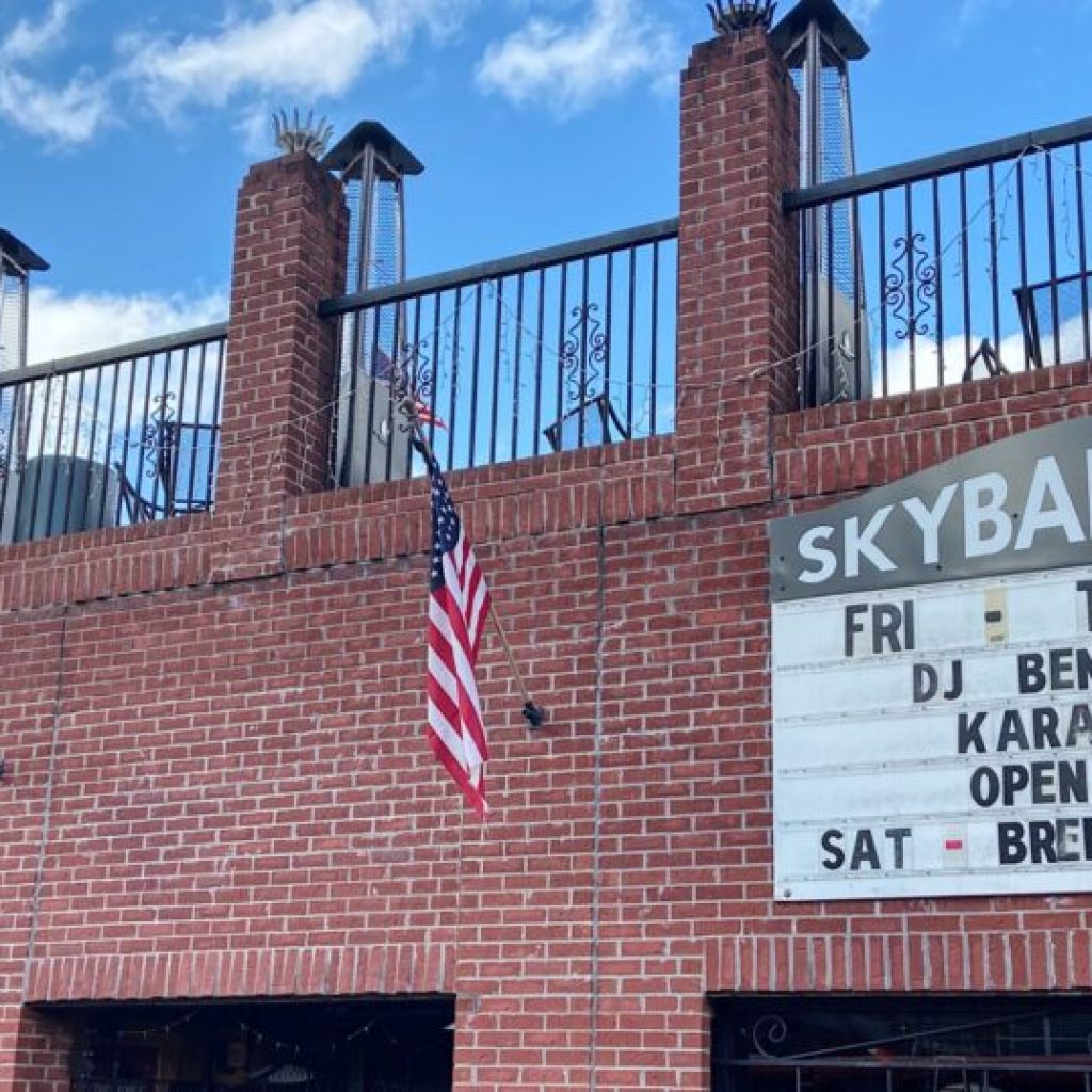 Gameday bars in Auburn + Tuscaloosa—who has the edge? Gameday bars in Auburn + Tuscaloosa—who has the edge?