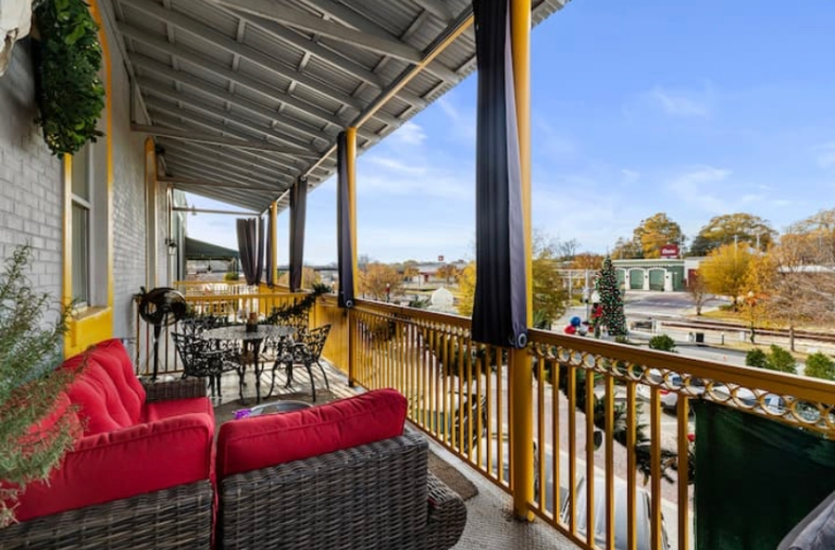5 unique Airbnb’s within 45 minutes of Auburn 5 unique Airbnb’s within 45 minutes of Auburn