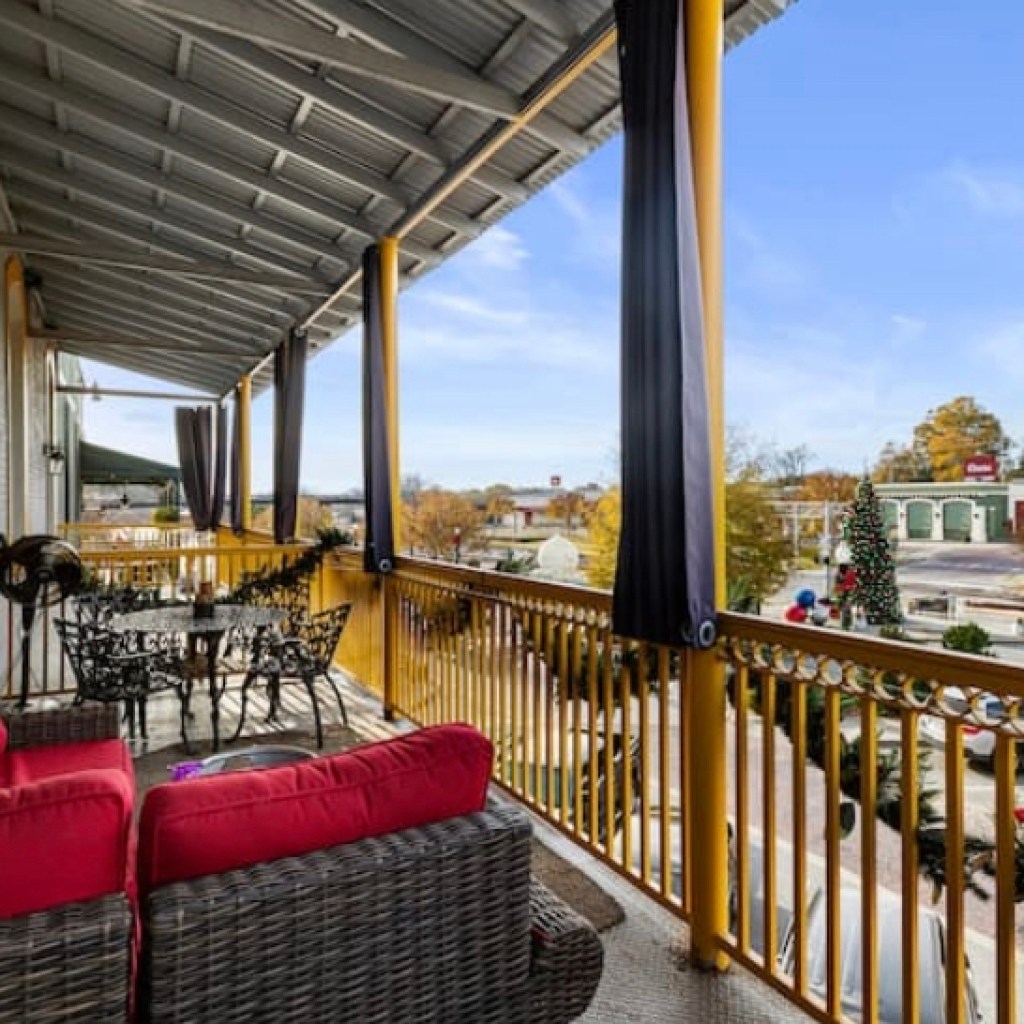 5 unique Airbnb’s within 45 minutes of Auburn 5 unique Airbnb’s within 45 minutes of Auburn