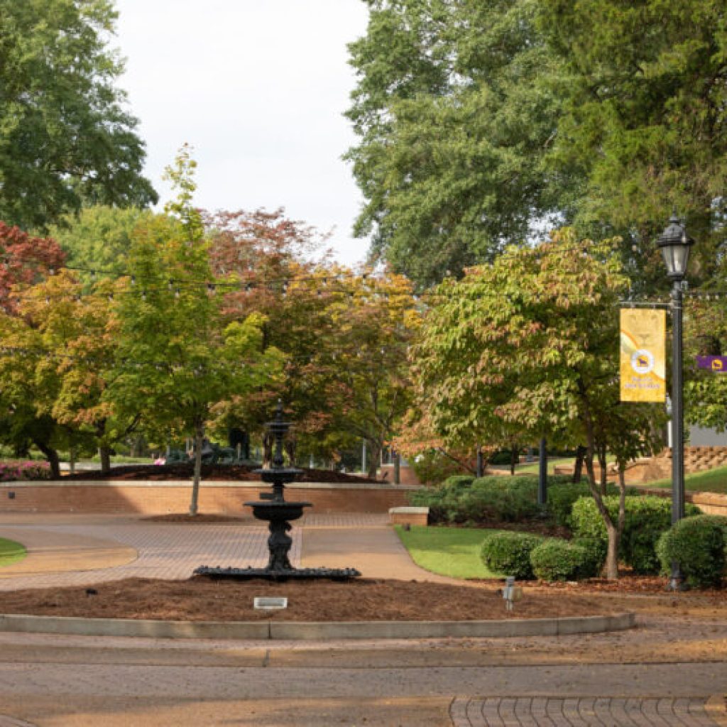 UNA’s enrollment “roars” past 8,800 students, tops state in growth UNA’s enrollment “roars” past 8,800 students, tops state in growth