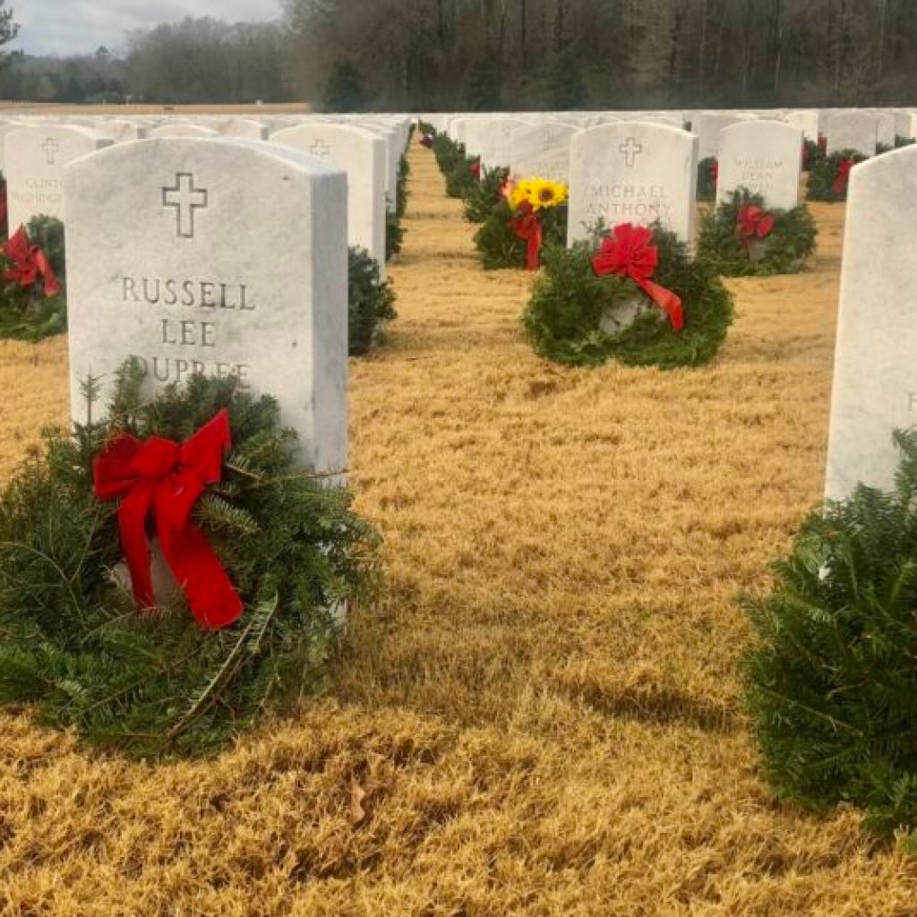 Families solemnly lay 8400+ wreaths at Alabama National Cemetery (PHOTOS) Families solemnly lay 8400+ wreaths at Alabama National Cemetery (PHOTOS)