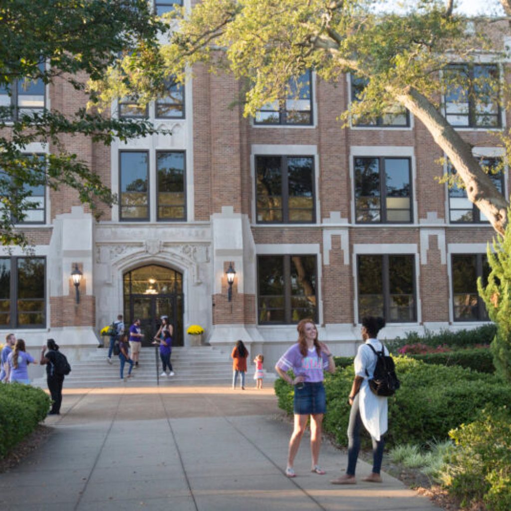 UNA breaks enrollment record topping 9500, an increase of 12% since Fall 2021 UNA breaks enrollment record topping 9500, an increase of 12% since Fall 2021