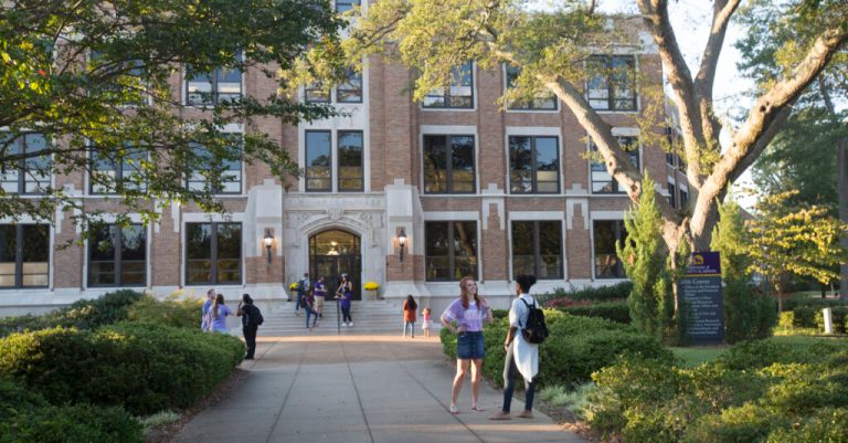 UNA breaks enrollment record topping 9500, an increase of 12% since Fall 2021 UNA breaks enrollment record topping 9500, an increase of 12% since Fall 2021