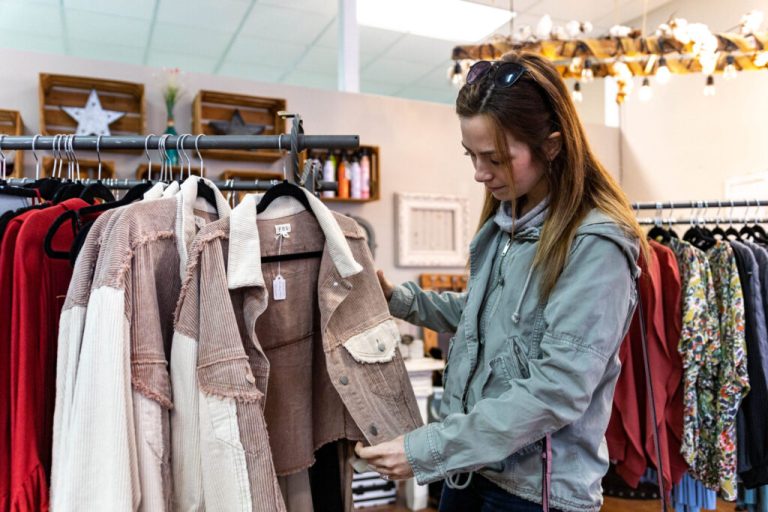 Alabama consumers near B in holiday spending, topping last year Alabama consumers near B in holiday spending, topping last year