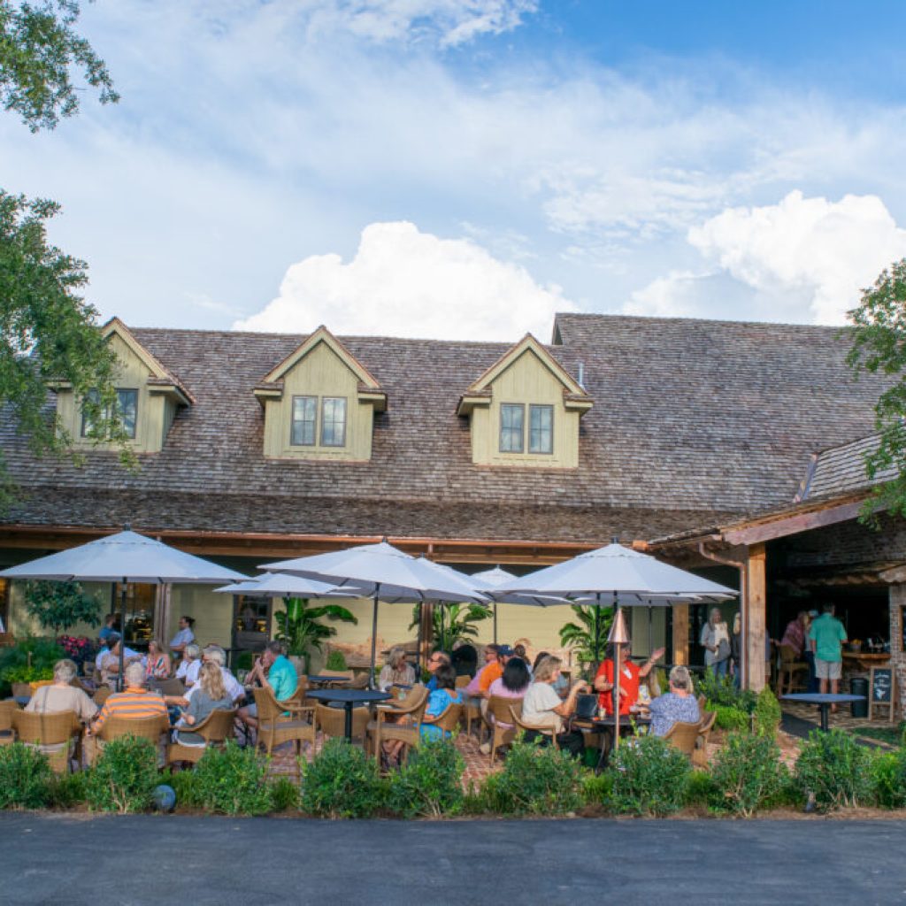 7 restaurants in Auburn-Opelika with outdoor seating 7 restaurants in Auburn-Opelika with outdoor seating