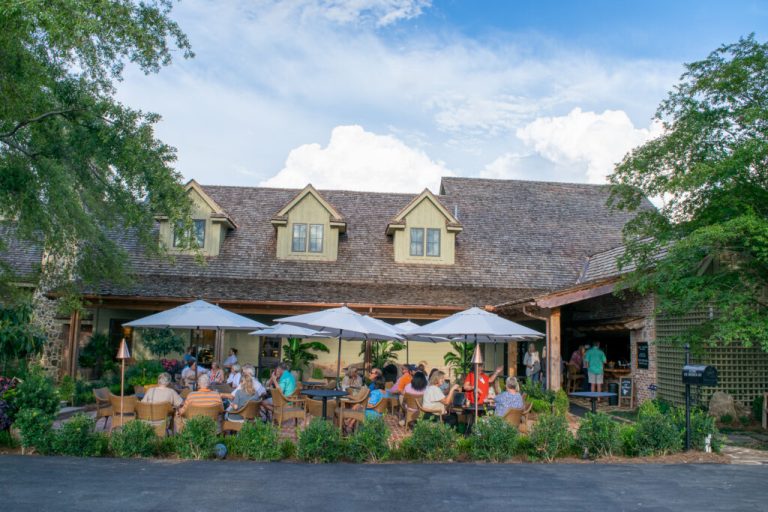 7 restaurants in Auburn-Opelika with outdoor seating 7 restaurants in Auburn-Opelika with outdoor seating