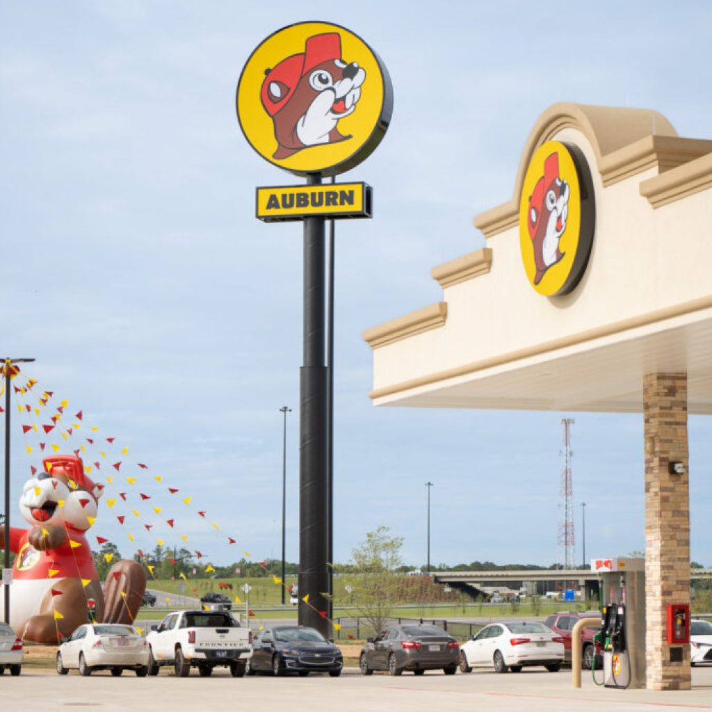 New Buc-ee’s location officially opens its doors in Auburn New Buc-ee’s location officially opens its doors in Auburn