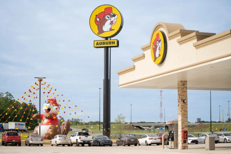 New Buc-ee’s location officially opens its doors in Auburn New Buc-ee’s location officially opens its doors in Auburn
