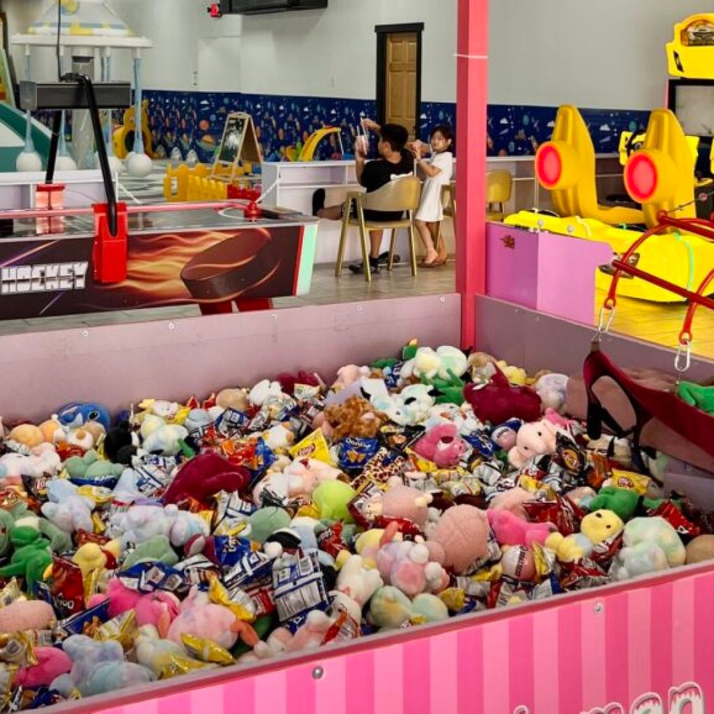 New indoor playground opening in Florence—with a human claw New indoor playground opening in Florence—with a human claw