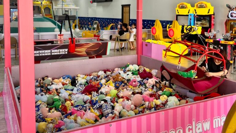 New indoor playground opening in Florence—with a human claw New indoor playground opening in Florence—with a human claw