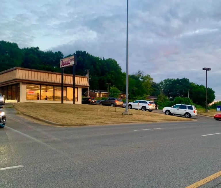 Florence’s Donut Shoppe goes out with a bang after 42 years Florence’s Donut Shoppe goes out with a bang after 42 years