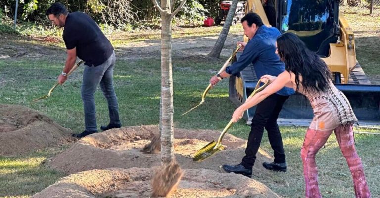Lionel Richie opens Hello Park in Tuskegee with American Idol judges Katy Perry & Luke Bryan Lionel Richie opens Hello Park in Tuskegee with American Idol judges Katy Perry & Luke Bryan