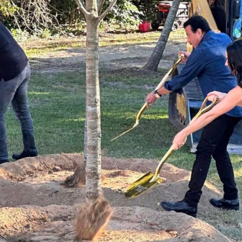 Lionel Richie opens Hello Park in Tuskegee with American Idol judges Katy Perry & Luke Bryan Lionel Richie opens Hello Park in Tuskegee with American Idol judges Katy Perry & Luke Bryan