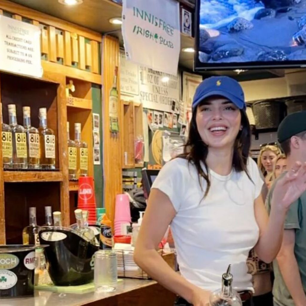 Kendall Jenner visits Tuscaloosa + bartends at local hot spots Kendall Jenner visits Tuscaloosa + bartends at local hot spots